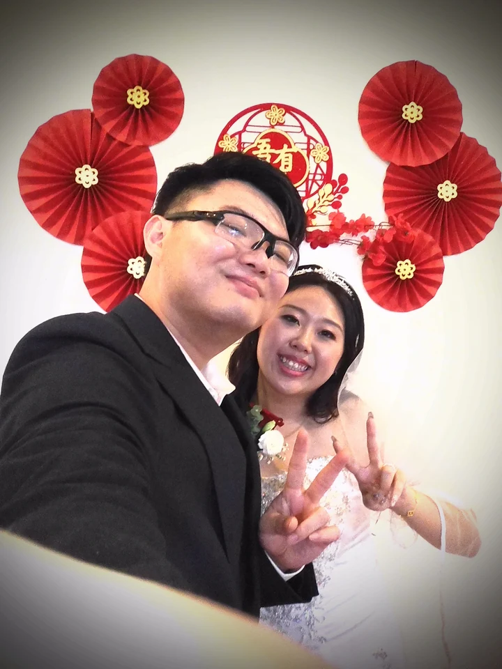 Guest Archive: Jazz and Annie smiling close together and making peace signs